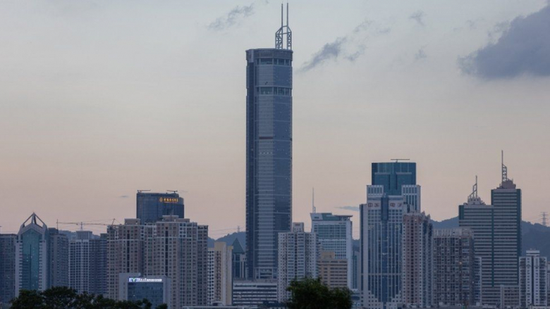 Хятадын Шэньжэнь хотын төвд байрлах 300м өндөр тэнгэр баганадсан барилга үл мэдэгдэх шалтгаанаар чичирчээ