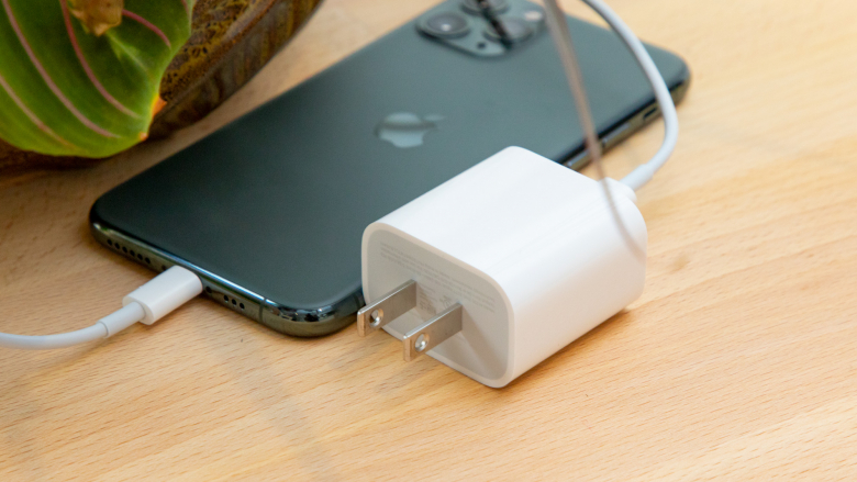 “Apple” компани “USB-C” портыг туршиж байна