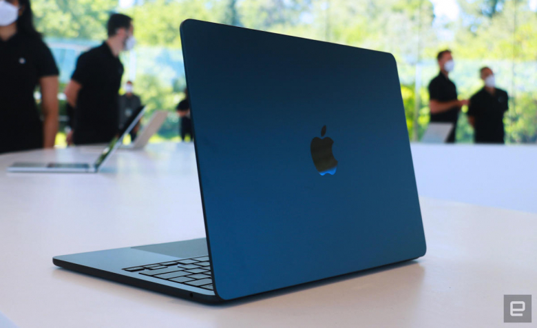 “Apple” ирэх онд 15 инчийн дэлгэцтэй “MacBook Air”-ийг танилцуулна