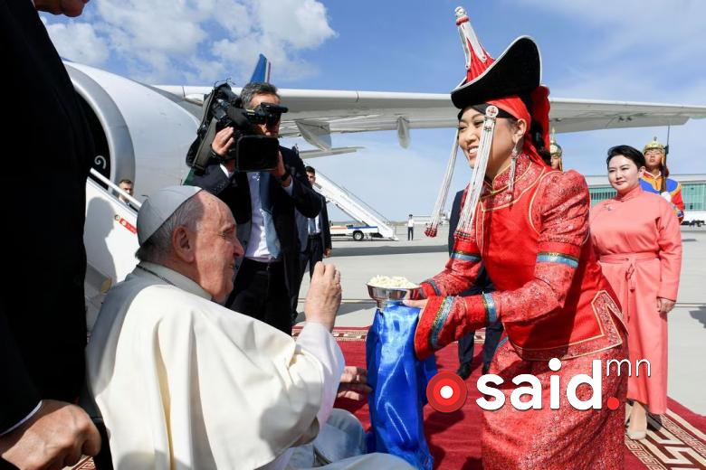 Пап Францис Монгол Улсад хүрэлцэн ирлээ